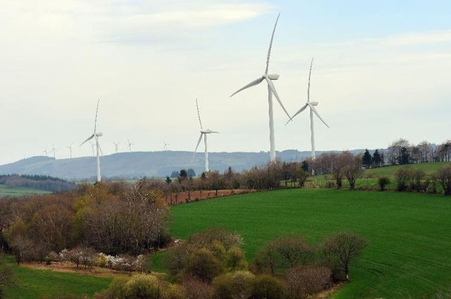 Une ferme d'éoliennes à Salles-Curan